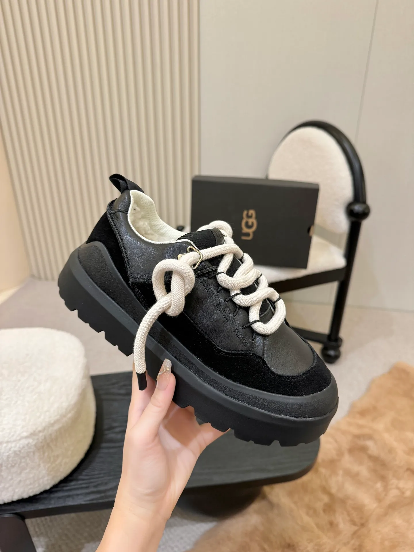 Men's shoes pP600! New UGG is on the market! Autumn and winter modern casual men's and women's low-cut shoes, snow boots, slippers, two-way shoes, this set of ugly bread shoes 🤏 Suede + sheepskin integrated lining, super convenient to step on. Adjustable upper straps. Velcro design adapts to various foot types. Thick soles hide flesh and are sexy, and feel like stepping on cotton☁️ When you go out on the street, you are chased and asked 🔗 Do you want to be lazy and fashionable in autumn and winter? Just lock this one💥 Style number, 1171355, size 35-41, men’s size 39-45
